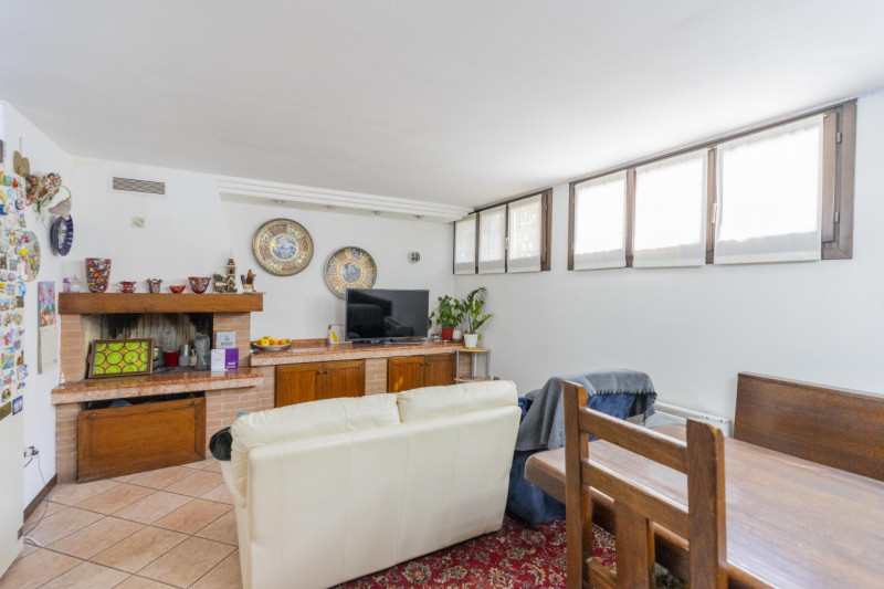 Situata nella zona più ricercata e tranquilla della Mandria, in via Gemona, questa porzione di te...