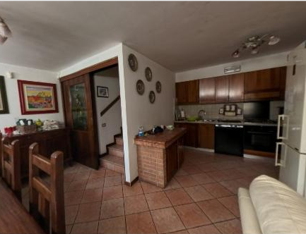 Situata nella zona più ricercata e tranquilla della Mandria, in via Gemona, questa porzione di te...