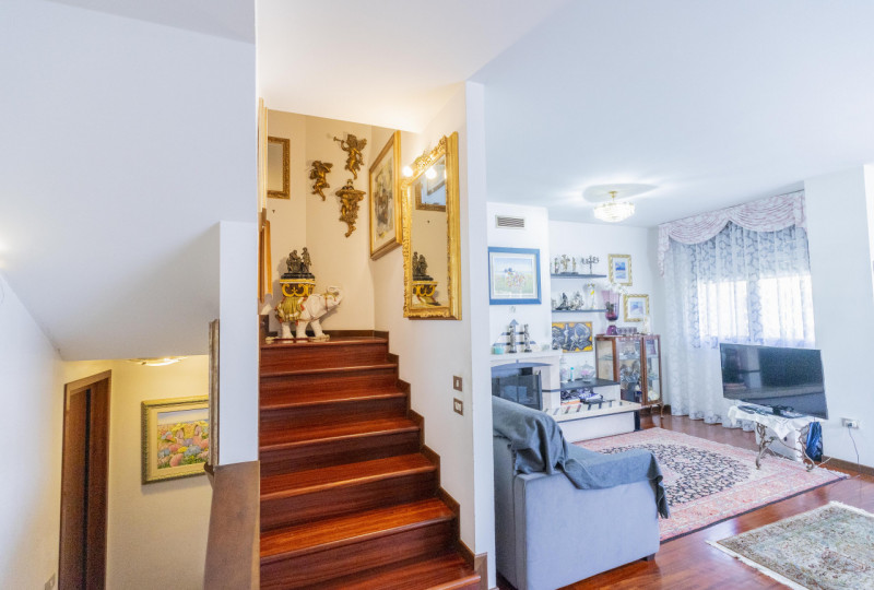 Situata nella zona più ricercata e tranquilla della Mandria, in via Gemona, questa porzione di te...