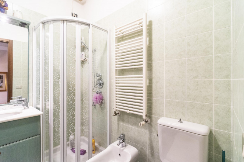 Situata nella zona più ricercata e tranquilla della Mandria, in via Gemona, questa porzione di te...