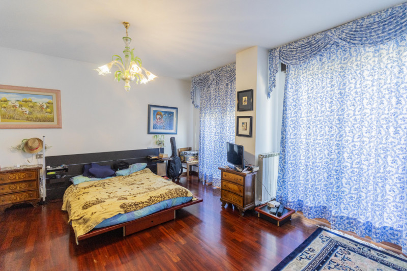 Situata nella zona più ricercata e tranquilla della Mandria, in via Gemona, questa porzione di te...