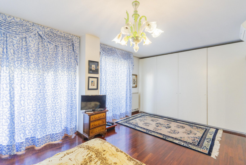 Situata nella zona più ricercata e tranquilla della Mandria, in via Gemona, questa porzione di te...