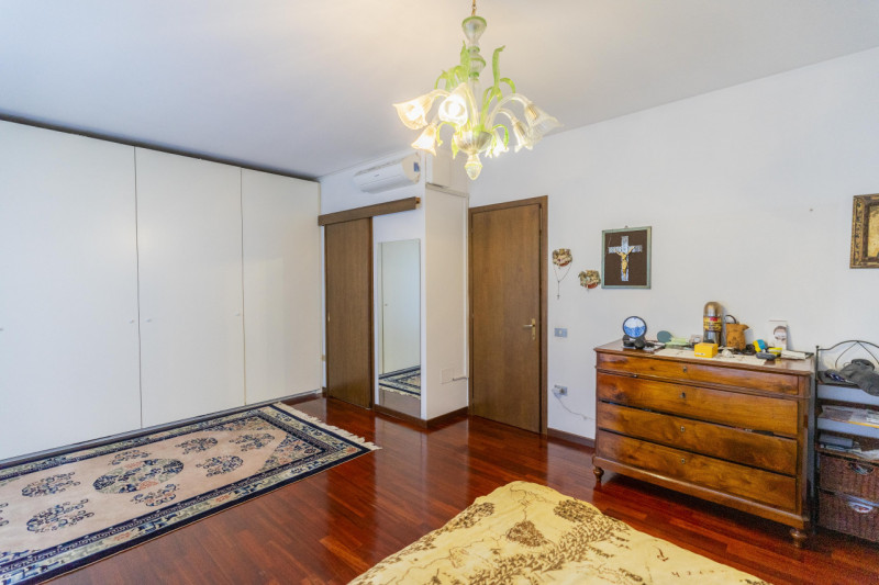 Situata nella zona più ricercata e tranquilla della Mandria, in via Gemona, questa porzione di te...