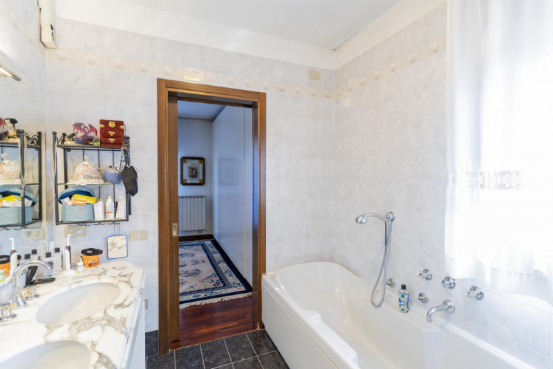 Situata nella zona più ricercata e tranquilla della Mandria, in via Gemona, questa porzione di te...