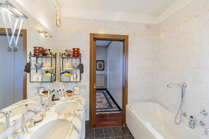 Situata nella zona più ricercata e tranquilla della Mandria, in via Gemona, questa porzione di te...