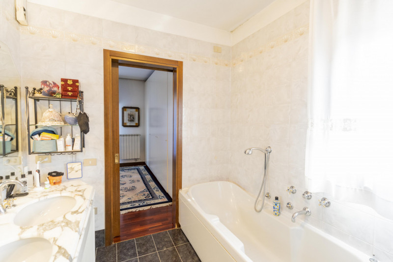 Situata nella zona più ricercata e tranquilla della Mandria, in via Gemona, questa porzione di te...