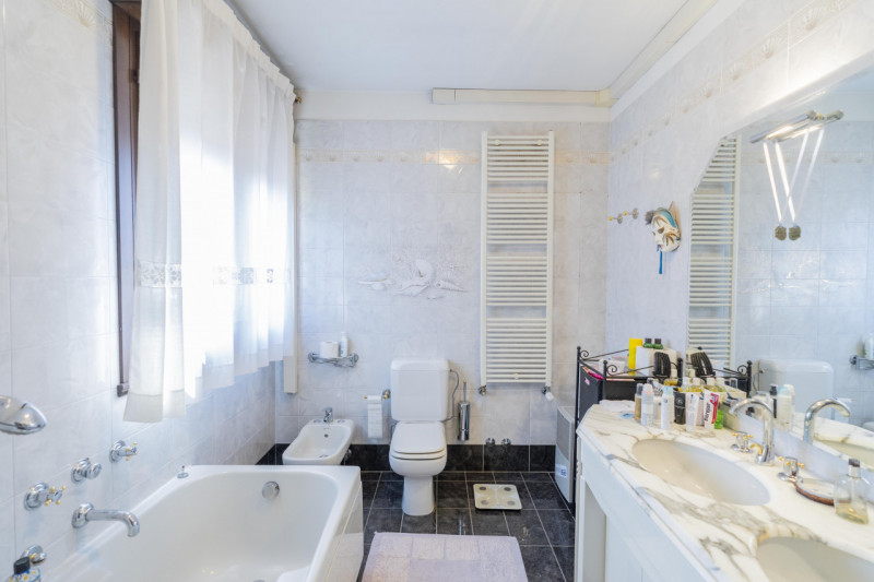 Situata nella zona più ricercata e tranquilla della Mandria, in via Gemona, questa porzione di te...