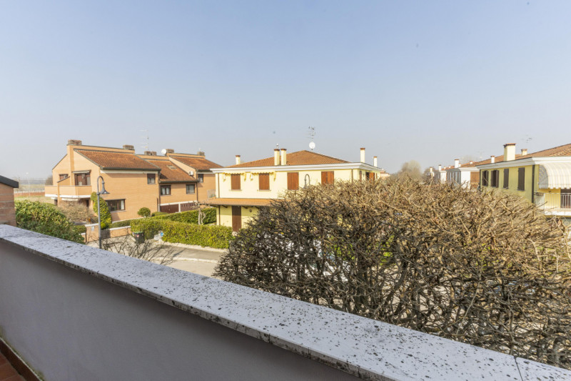 Situata nella zona più ricercata e tranquilla della Mandria, in via Gemona, questa porzione di te...