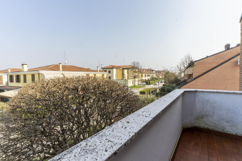 Situata nella zona più ricercata e tranquilla della Mandria, in via Gemona, questa porzione di te...
