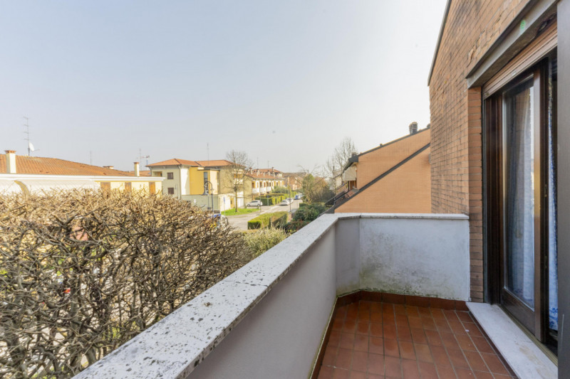 Situata nella zona più ricercata e tranquilla della Mandria, in via Gemona, questa porzione di te...