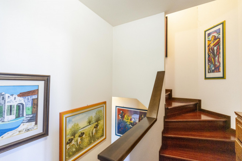 Situata nella zona più ricercata e tranquilla della Mandria, in via Gemona, questa porzione di te...