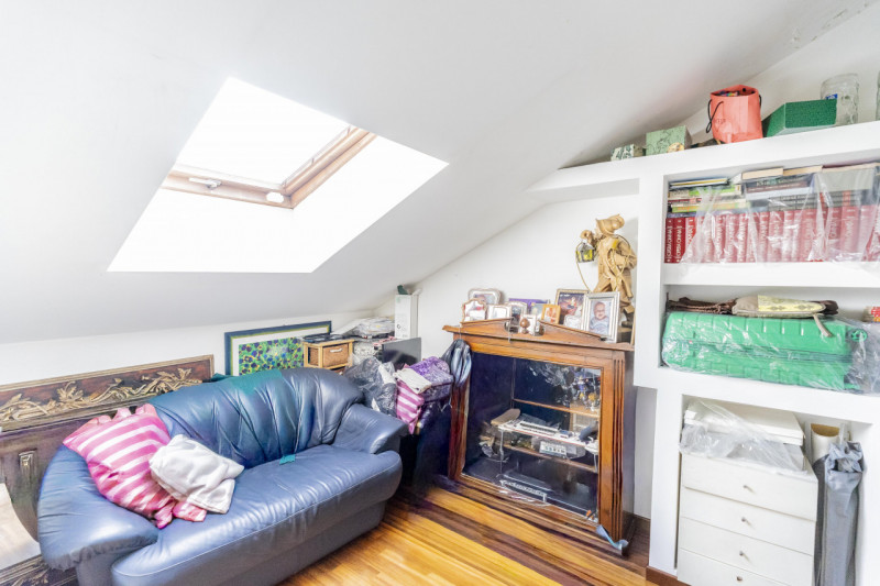 Situata nella zona più ricercata e tranquilla della Mandria, in via Gemona, questa porzione di te...