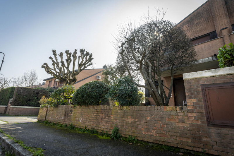 Situata nella zona più ricercata e tranquilla della Mandria, in via Gemona, questa porzione di te...