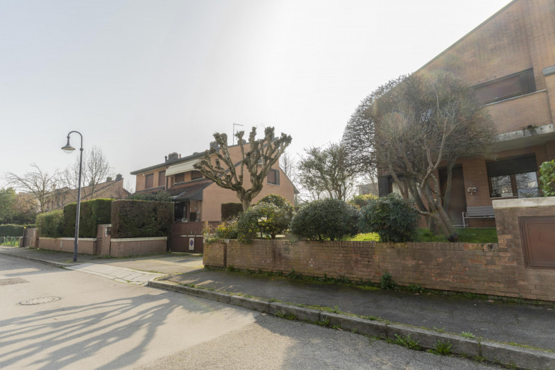 Situata nella zona più ricercata e tranquilla della Mandria, in via Gemona, questa porzione di te...