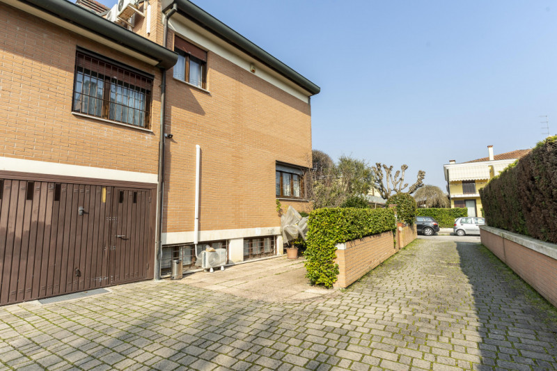 Situata nella zona più ricercata e tranquilla della Mandria, in via Gemona, questa porzione di te...
