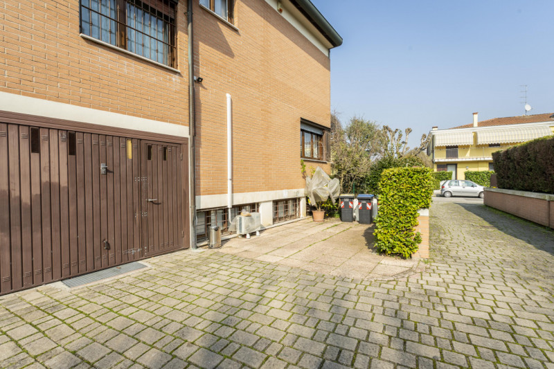 Situata nella zona più ricercata e tranquilla della Mandria, in via Gemona, questa porzione di te...