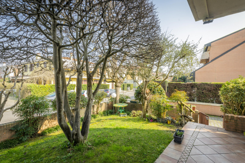 Situata nella zona più ricercata e tranquilla della Mandria, in via Gemona, questa porzione di te...