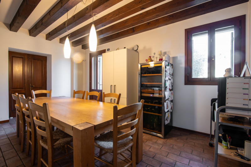 Nel suggestivo centro di Este, Immobiliare Faulisi propone in vendita un affascinante casale dell...