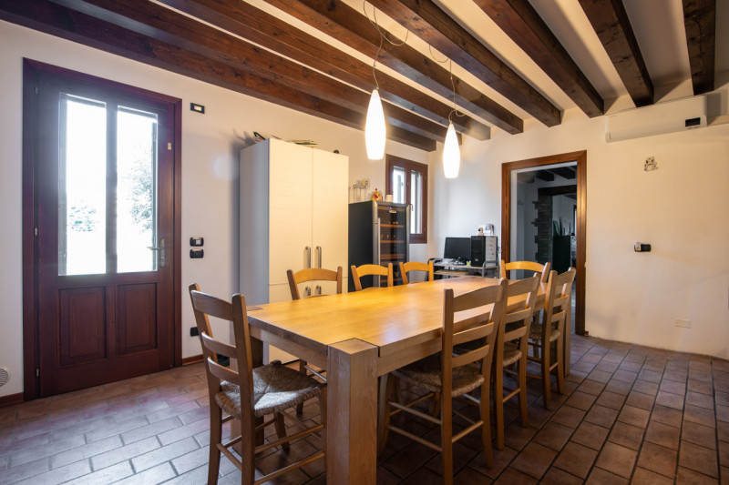 Nel suggestivo centro di Este, Immobiliare Faulisi propone in vendita un affascinante casale dell...