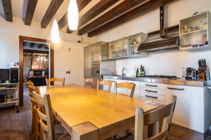 Nel suggestivo centro di Este, Immobiliare Faulisi propone in vendita un affascinante casale dell...