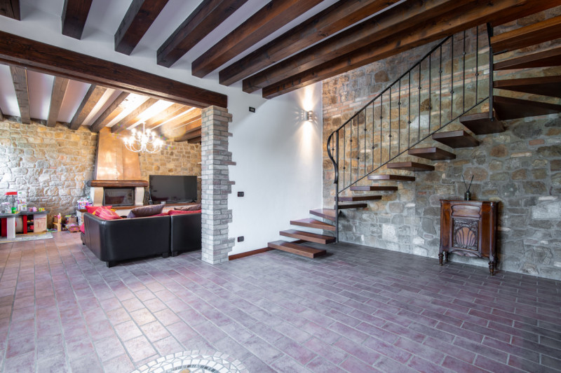 Nel suggestivo centro di Este, Immobiliare Faulisi propone in vendita un affascinante casale dell...