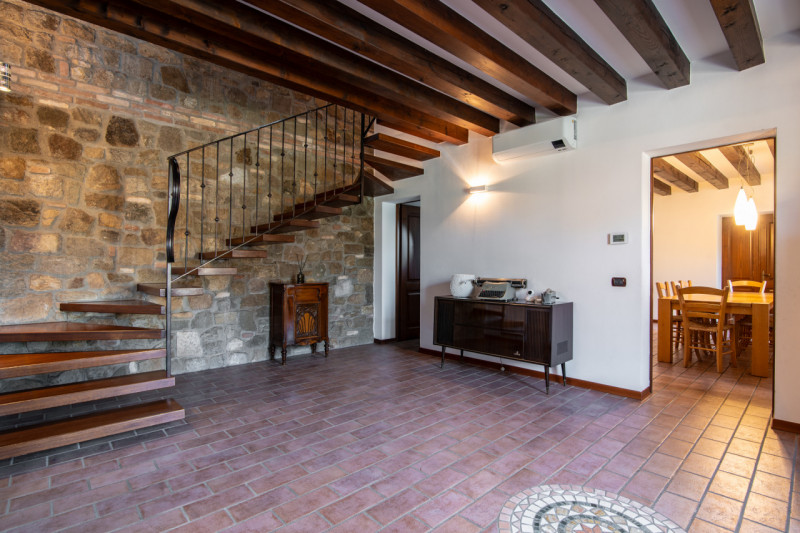 Nel suggestivo centro di Este, Immobiliare Faulisi propone in vendita un affascinante casale dell...