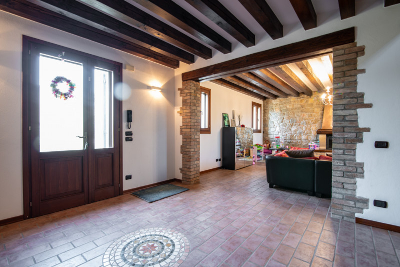 Nel suggestivo centro di Este, Immobiliare Faulisi propone in vendita un affascinante casale dell...