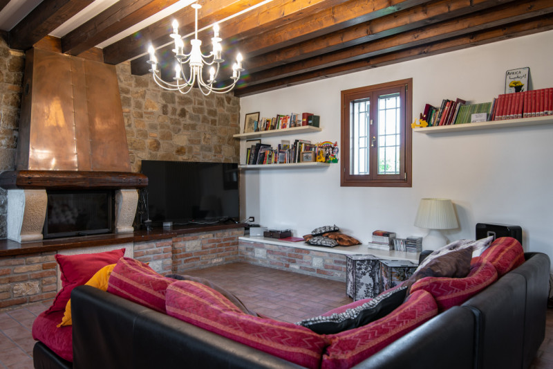 Nel suggestivo centro di Este, Immobiliare Faulisi propone in vendita un affascinante casale dell...