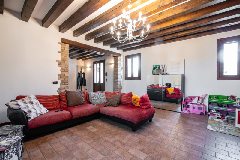 Nel suggestivo centro di Este, Immobiliare Faulisi propone in vendita un affascinante casale dell...