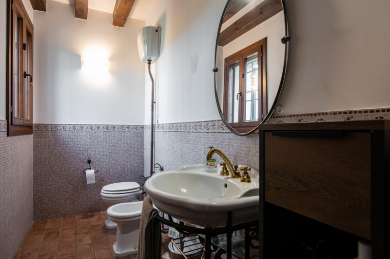 Nel suggestivo centro di Este, Immobiliare Faulisi propone in vendita un affascinante casale dell...