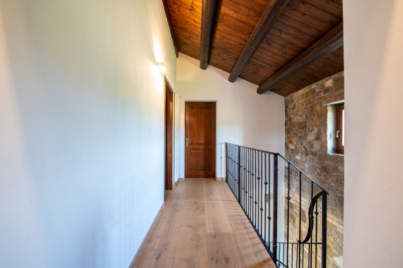 Nel suggestivo centro di Este, Immobiliare Faulisi propone in vendita un affascinante casale dell...