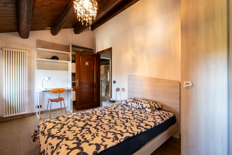 Nel suggestivo centro di Este, Immobiliare Faulisi propone in vendita un affascinante casale dell...