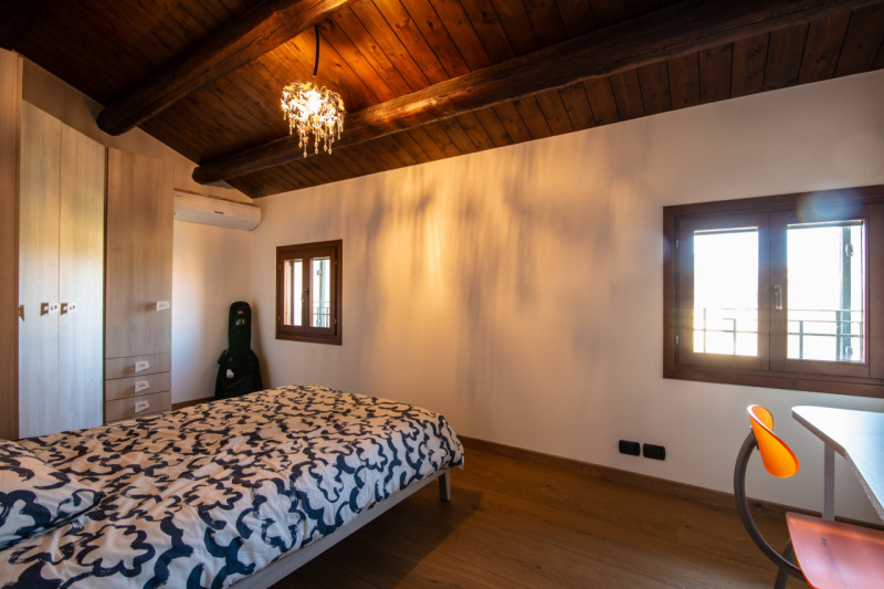 Nel suggestivo centro di Este, Immobiliare Faulisi propone in vendita un affascinante casale dell...