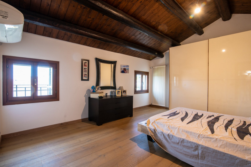 Nel suggestivo centro di Este, Immobiliare Faulisi propone in vendita un affascinante casale dell...