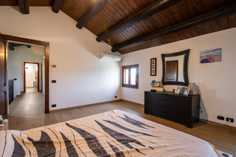 Nel suggestivo centro di Este, Immobiliare Faulisi propone in vendita un affascinante casale dell...