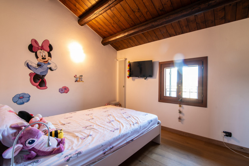 Nel suggestivo centro di Este, Immobiliare Faulisi propone in vendita un affascinante casale dell...