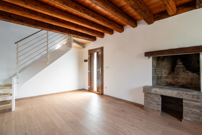 Nel suggestivo centro di Este, Immobiliare Faulisi propone in vendita un affascinante casale dell...