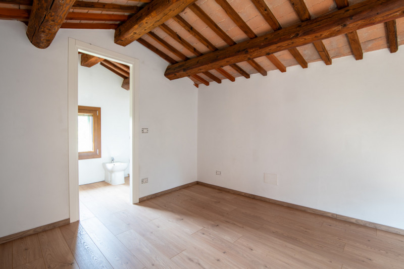 Nel suggestivo centro di Este, Immobiliare Faulisi propone in vendita un affascinante casale dell...