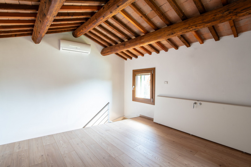 Nel suggestivo centro di Este, Immobiliare Faulisi propone in vendita un affascinante casale dell...