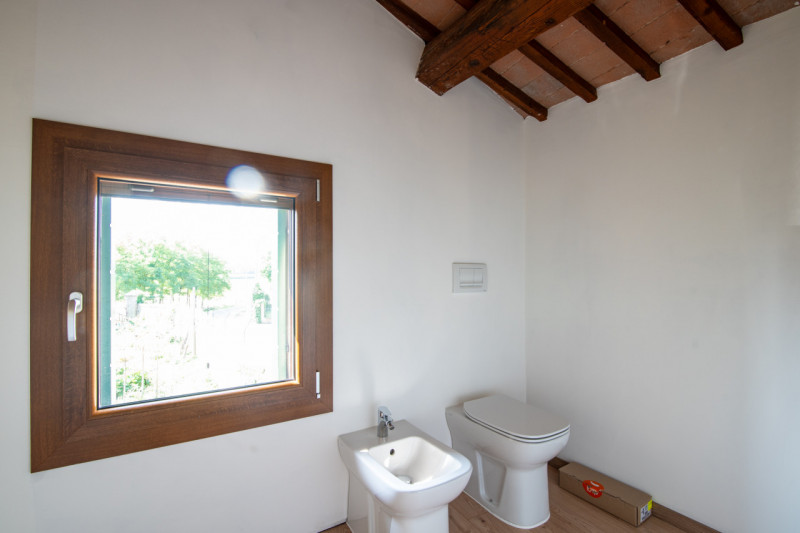 Nel suggestivo centro di Este, Immobiliare Faulisi propone in vendita un affascinante casale dell...