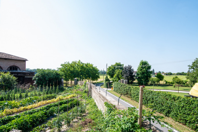 Nel suggestivo centro di Este, Immobiliare Faulisi propone in vendita un affascinante casale dell...