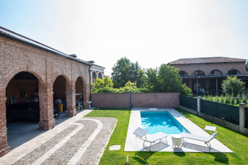 Nel suggestivo centro di Este, Immobiliare Faulisi propone in vendita un affascinante casale dell...