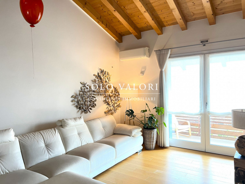 Rif. B485 (per informazioni 338 9387816 Matteo – 340 2242606 Marco) 

Una casa che conquista con ...