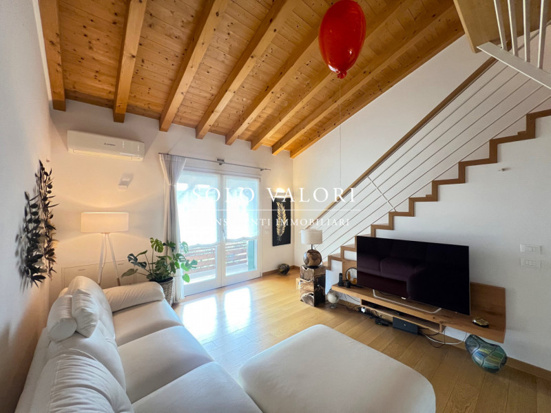 Rif. B485 (per informazioni 338 9387816 Matteo – 340 2242606 Marco) 

Una casa che conquista con ...