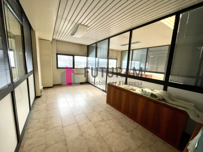 RIF: 142NM - MIRANO (VE) - PER INFO 340 335 8378 - 0444/310220

Propongo in affitto un ufficio al...