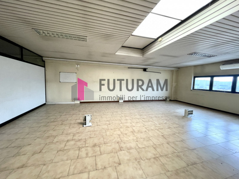 RIF: 142NM - MIRANO (VE) - PER INFO 340 335 8378 - 0444/310220

Propongo in affitto un ufficio al...