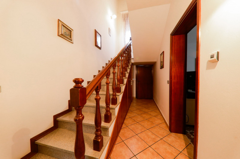 COMPOSIZIONE:
Proponiamo in vendita porzione di bifamiliare sviluppata su due livelli. L'atrio d'...