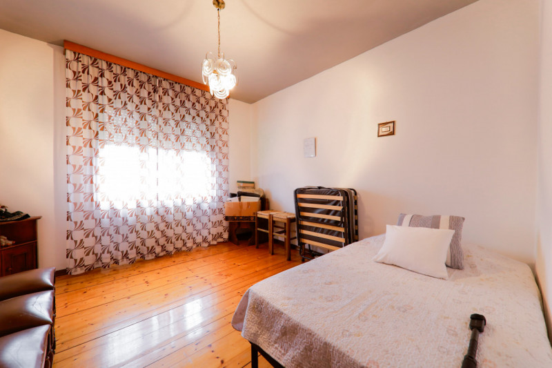 COMPOSIZIONE:
Proponiamo in vendita porzione di bifamiliare sviluppata su due livelli. L'atrio d'...