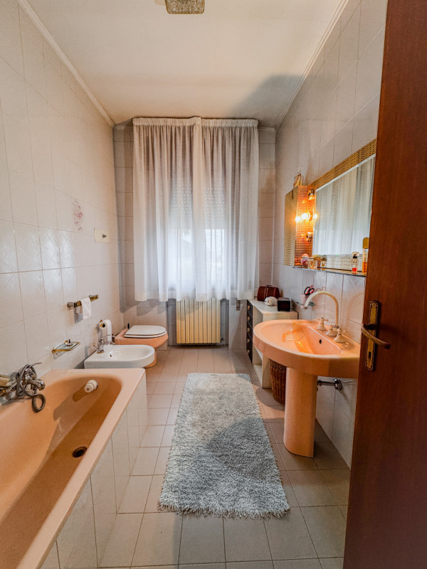 COMPOSIZIONE:
Proponiamo in vendita porzione di bifamiliare sviluppata su due livelli. L'atrio d'...