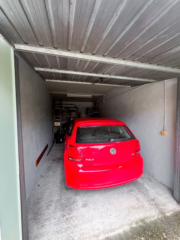 COMPOSIZIONE:
Proponiamo in vendita porzione di bifamiliare sviluppata su due livelli. L'atrio d'...